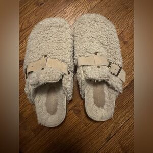 American Eagle Outfitters Beige Fuzzy Clogs